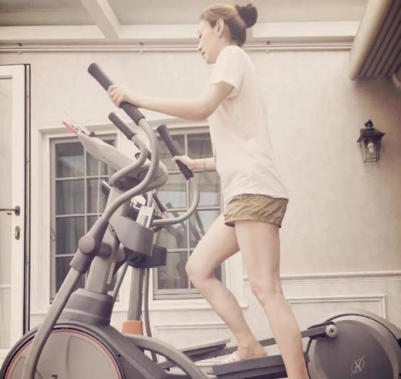 李小冉现在老公图片,与爱侣甜蜜同框，幸福满溢