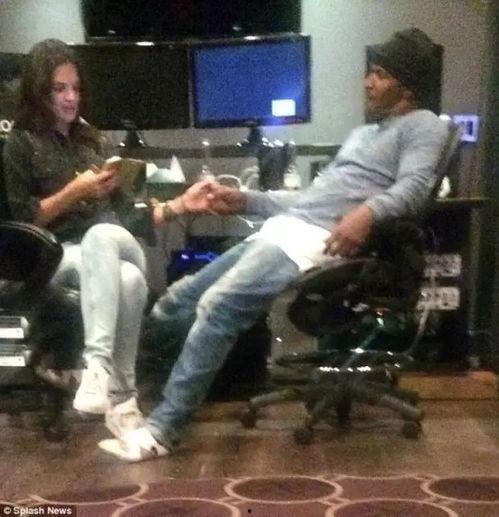 摸摸丝袜脚视频大全,揭秘网络热门“摸摸丝袜脚”视频背后的故事