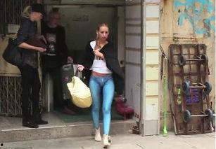 街头美女漏下体无码图