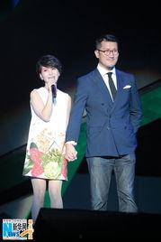 李翊君老公上台亲吻,甜蜜瞬间引网友热议